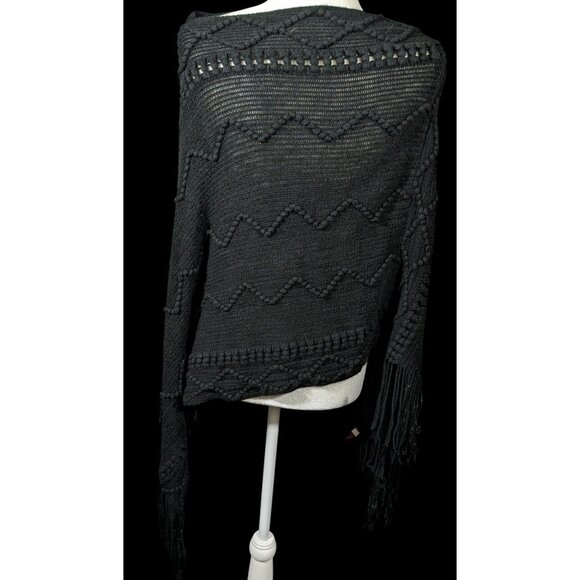 Shihreen Gothic Asymmetrical Fringe Poncho - Picture 6 of 9